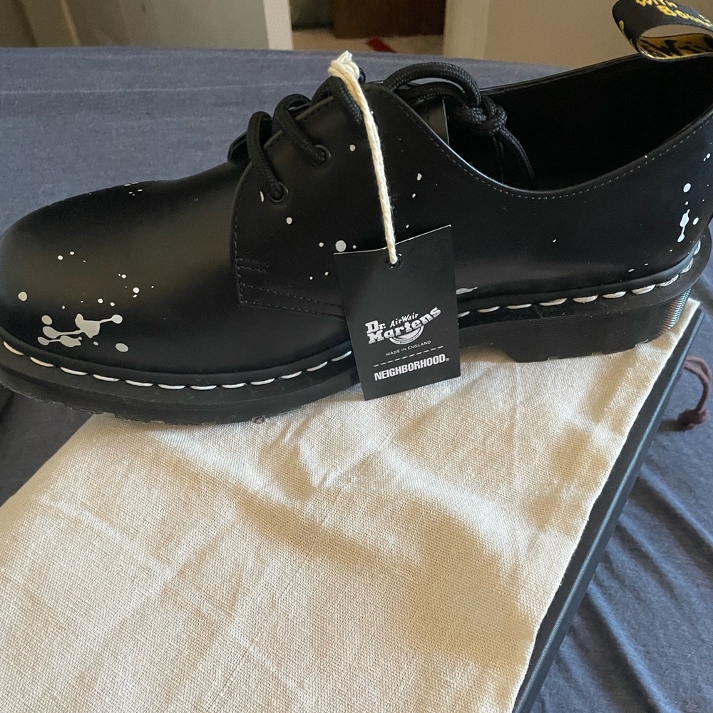Dr Martens Neighborhood Brand new Black and white